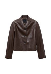 Chaqueta corta de cuero marrón con cuello con muesca, tres botones y dos bolsillos frontales. Textura suave con una forma estructurada.