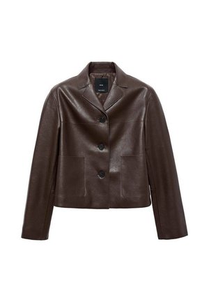 Giacca cropped in pelle marrone con colletto a revers, tre bottoni e due tasche frontali. Texture liscia con una forma strutturata.