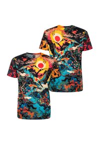 Camiseta de manga corta con un vibrante diseño multicolor que incluye grúas, flores y un motivo de sol, fabricada en un tejido suave y con un corte regular.