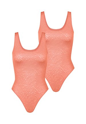 Deux pièces de maillot de bain corail avec un motif texturé, des encolures dégagées et de larges bretelles. Le tissu semble léger et extensible.