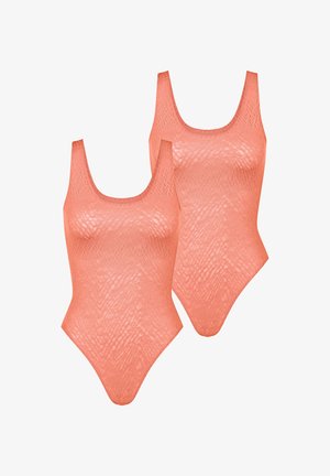 Två korallfärgade badkläder med en texturerad mönster, rundad halsringning och breda axelremmar. Tyget verkar lätt och töjbart.