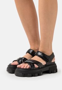 Marco Tozzi Sandali s platformo - black