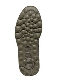 Suola in gomma verde con superficie texture, dotata di sporgenze arrotondate e aree perforate per la traspirabilità; logo "GEOX" in rilievo.