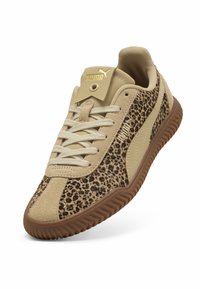 Zapatillas marrones con acentos de estampado de leopardo, material de gamuza, diseño de cordones y suela de goma. Presenta un logo dorado en la lengüeta.