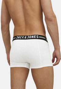 Boxer da uomo in cotone bianco con elastico nero in vita con il logo "JACK & JONES". Texture liscia e design aderente.