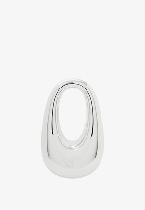Gepolijste zilveren metalen vaas met een ronde, ovale vorm en geïntegreerd handvat. Gladde, reflecterende oppervlak met een modern ontwerp.