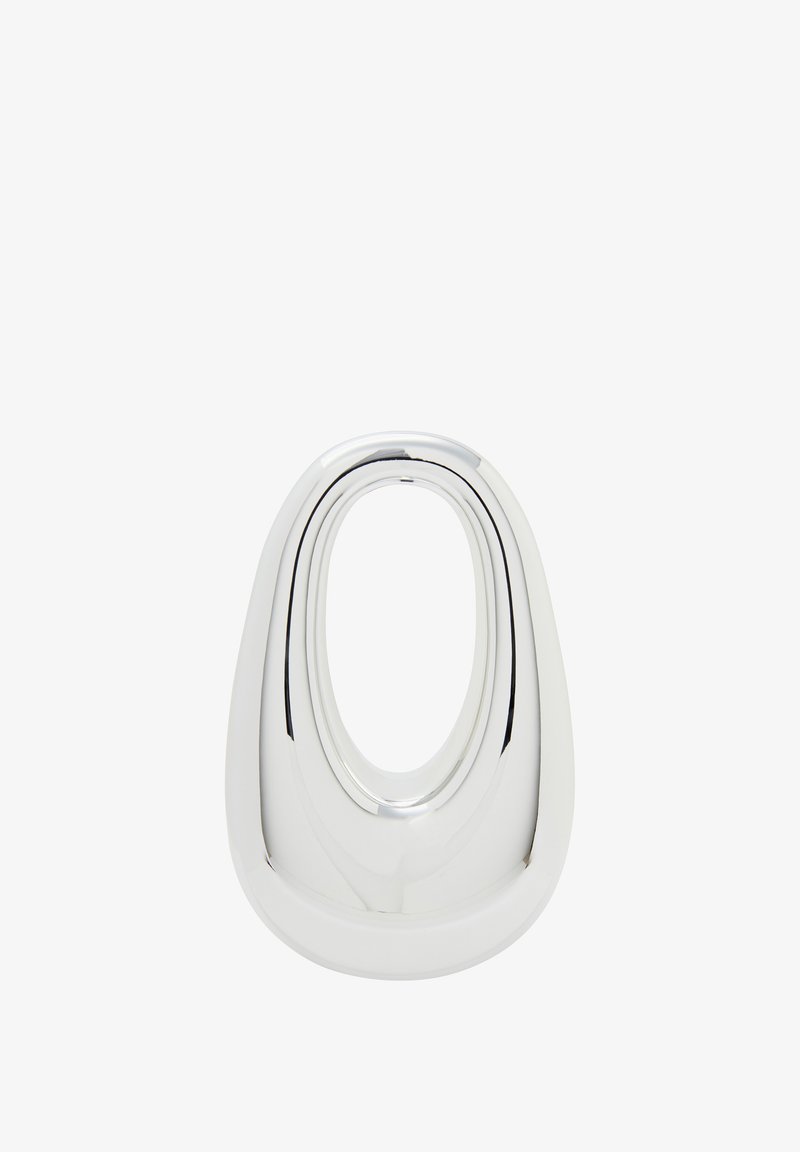 Vaso de metal plateado pulido con forma ovalada y asas integradas. Superficie lisa y reflectante con un diseño moderno.