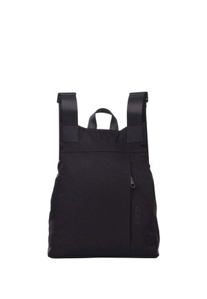 Mochila de tela negra con dos anchas correas para los hombros, asa superior y un bolsillo vertical con cremallera en el lado derecho delantero.
