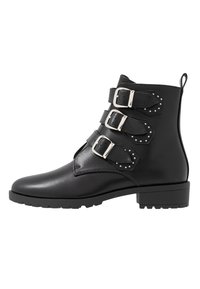 Svarta läder ankelstövlar med tre justerbara silverspännen, nitar, rund tå och en låg blockklack med en texturerad sula.