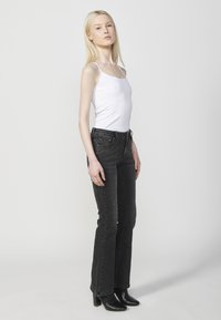 Koroshi FLARED - Pieguloša piegriezuma džinsi - black denim
