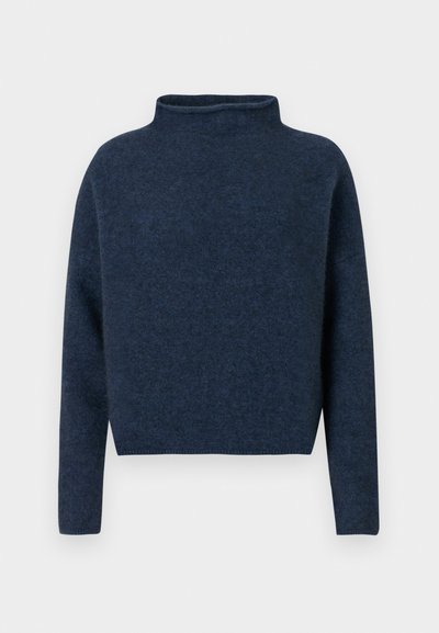 Mørkeblå langærmet strikket sweater med høj krave og en let cropped, lige kant.