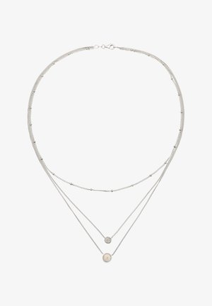 Sølvfarvet lagdelt halskæde med tre kæder, hvoraf den ene har en cirkulær opalvedhæng og en anden har en tekstureret rund perledetalje.
