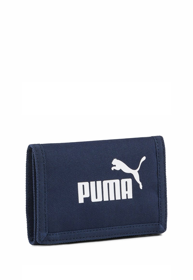 Portafoglio in tessuto blu navy con design pieghevole, caratterizzato da un logo Puma bianco ben visibile e una texture liscia. Compatto e resistente.