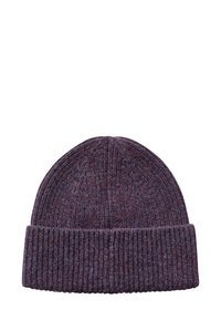 Lilla strikket beaniehat med ribbet tekstur og foldet kant. Materialet ser blødt og varmt ud, velegnet til koldt vejr.