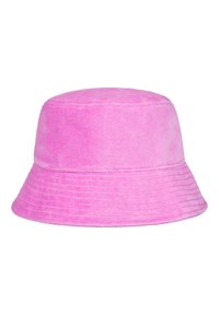 Cappello a secchiello rosa realizzato in un morbido tessuto, con una corona arrotondata e una visiera larga e strutturata con una texture a righe orizzontali.