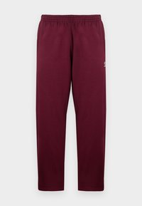 Burgundu elastīga josta ar svaru bikses ar šaurām kājām un mazu baltu Adidas logo augšējā labajā augšstilbā, attēlotas uz baltā fona.