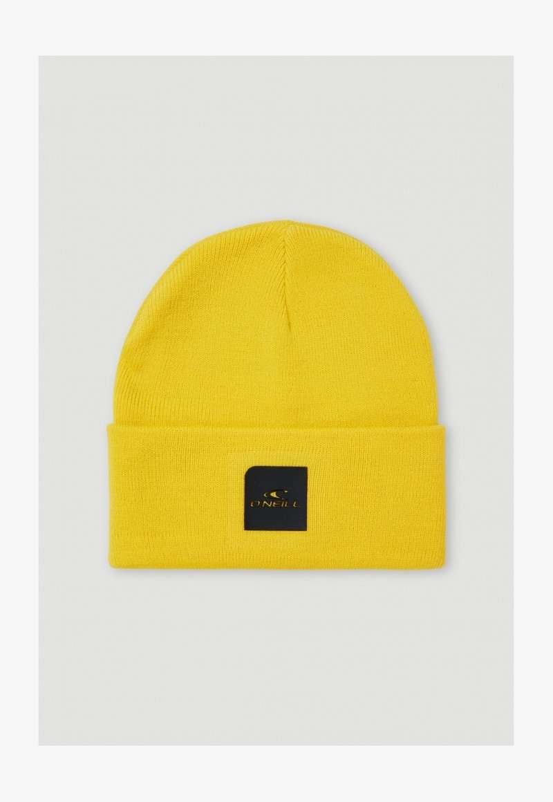 Geel gebreide beanie met een omgeslagen rand, met een zwart vierkant patch met het merklogo in goud. Glad textuur en een nauwsluitend ontwerp.