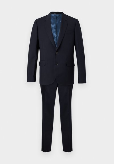 Ανδρικό δύο τεμαχίων κοστούμι σκούρου ναυτικού με σακάκι με διακένωση στον γιακά, δύο μαύρα κουμπιά, τσέπες με καπάκι και ταιριαστό παντελόνι με ευθεία γραμμή.