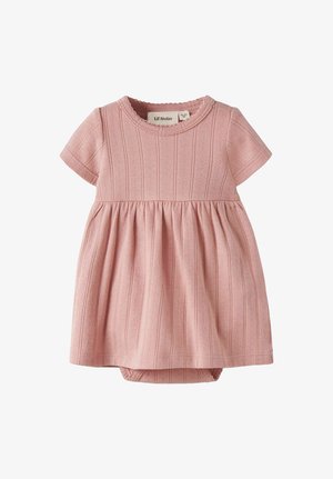 Robe bébé rose pâle avec manches courtes, texture côtelée verticale, taille froncée et bloomer assorti intégré en dessous.