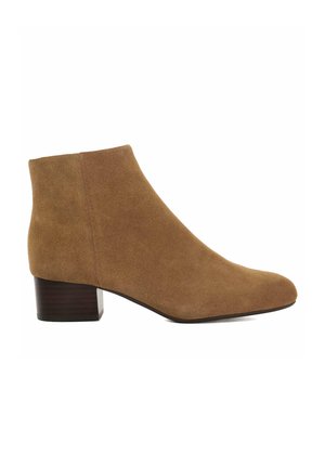 Bottine en suède marron avec un bout effilé et un talon carré. La tige présente une texture lisse, et le talon a un aspect de bois foncé.