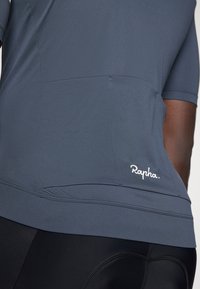 Kurzarm-Radsporttrikot in Dunkelgrau mit einer Rückentasche und weißem "Rapha"-Logo. Glattes, elastisches Material mit enganliegendem Schnitt.