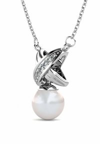 Zilveren ketting met een gedraaid ontwerp en kleine heldere edelstenen, waarin een gladde ronde witte parelhanger hangt. De ketting is van fijne schakels.