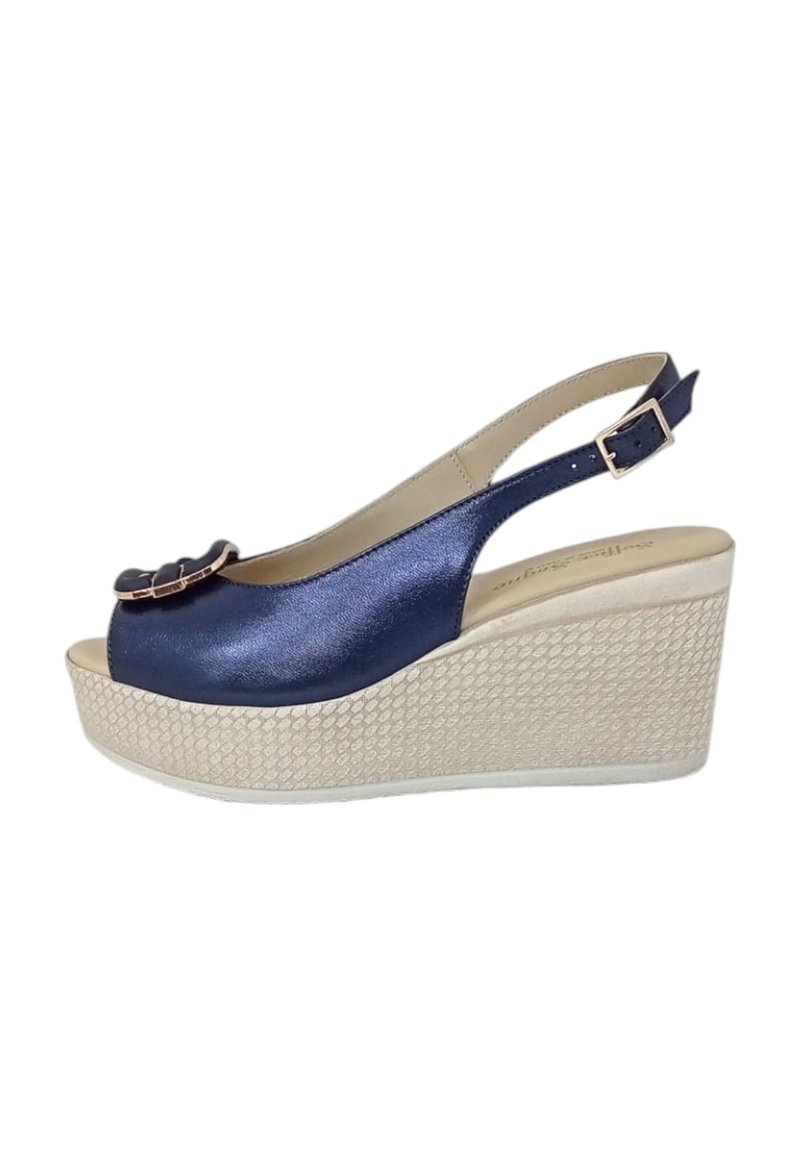 Sandalo con zeppa slingback blu navy dalla finitura liscia, con punta aperta, fibbia decorativa e suola piattaforma crema texturizzata.