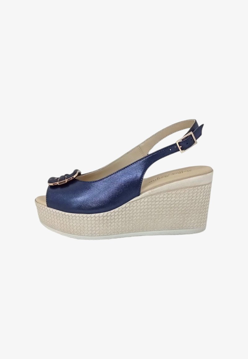 Sandalo con zeppa slingback blu navy dalla finitura liscia, con punta aperta, fibbia decorativa e suola piattaforma crema texturizzata.