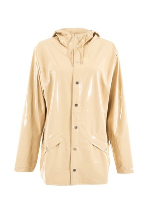 Μπεζ γυαλιστερό αδιάβροχο μπουφάν με κουκούλα, κλείσιμο με κουμπιά και δύο μπροστινές τσέπες. Λείο ύφασμα με άνετη εφαρμογή και μακριά μανίκια.