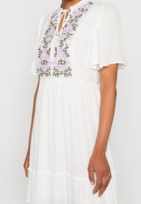 Pieces Denní šaty - white