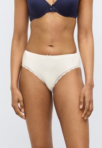 Μπεζ βαμβακερό εσώρουχο με δαντέλα, μαλακής υφής, με μικρό φιόγκο στο μπροστινό μέρος και σχεδιασμό με μέση μέτριας ανύψωσης.