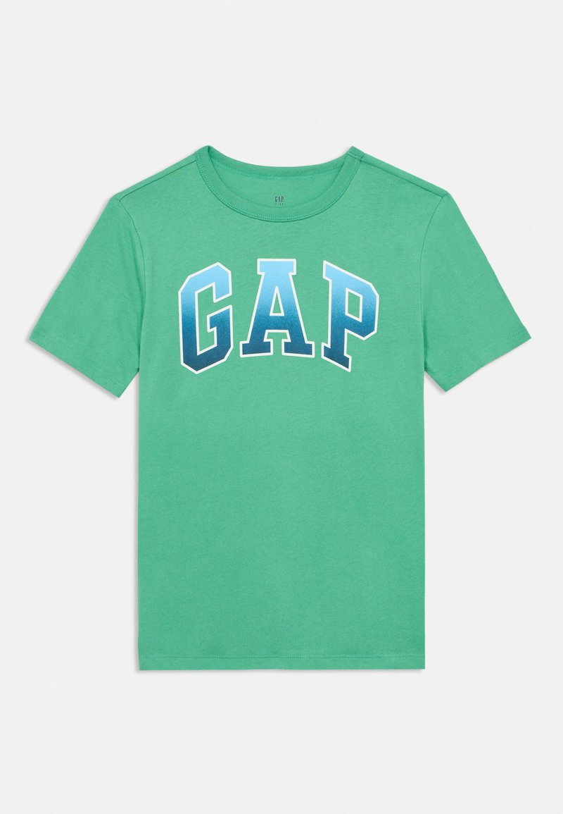 Πράσινο βαμβακερό T-shirt με κοντά μανίκια, με μεγάλο μπλε βαθμωτό λογότυπο "GAP" στο μπροστινό μέρος, στρογγυλή λαιμόκοψη και ομαλή υφή.