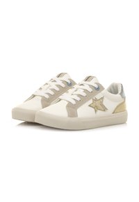 Weiße Sneakers mit beigen und goldenen Akzenten, featuring einem Sternen Design, aus Stoff und Leder Materialien und einer strukturierten Gummisohle.