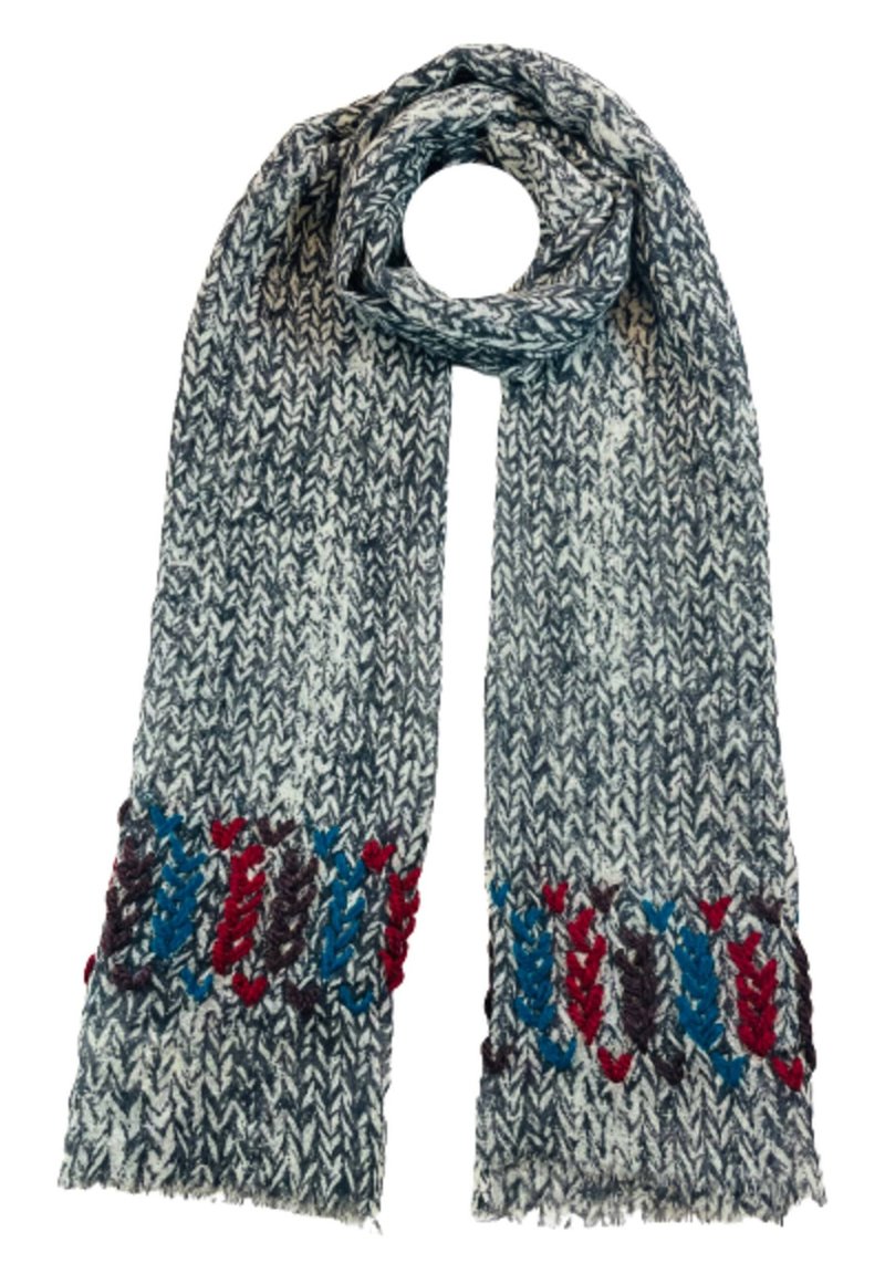 Écharpe tissée en bleu et crème avec un motif en chevrons ; présente des accents colorés en rouge, bleu et marron aux deux extrémités ; bords à franges.