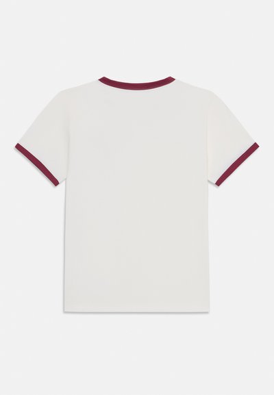 Camiseta blanca de manga corta con cuello redondo y puños de canalé color burdeos, hecha de un material de algodón suave con una textura lisa.