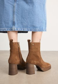 HIGH HEEL BOOTIE - Platåstøvletter - driftwood brown
