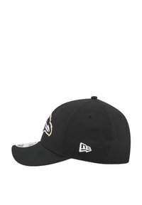 Schwarze Baseballkappe aus Stoff. Mit einem gestickten Logo auf der Vorderseite, einem flachen Schirm und Belüftungslöchern. Weißes Markenlogo auf der Seite.