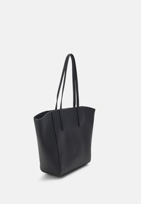 Sac fourre-tout noir en matériau synthétique lisse, ouverture sur le dessus, avec deux poignées plates. Présente une silhouette structurée et un design minimaliste.
