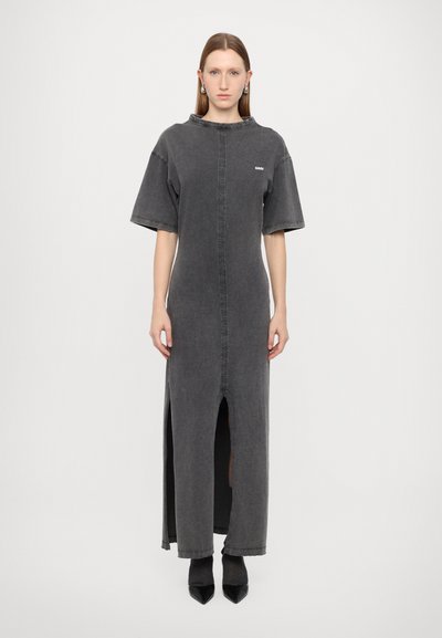 Rochie din denim gri închis, cu mâneci scurte, guler înalt, fante în față și detalii de cusătură verticală. Design ajustat, până la genunchi.