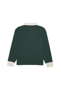 Polo de manga larga en verde oscuro con un cuello y acentos de puños en color crema. Textura de tela suave, corte relajado y diseño simple.