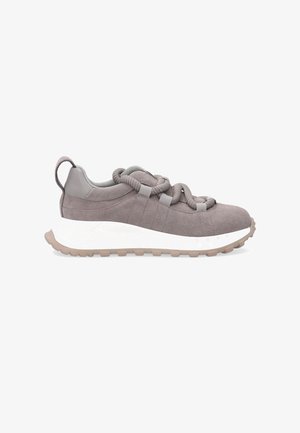 Graue Wildleder-Sneaker mit strukturierter Oberfläche, dicken Schnürsenkeln, gepolstertem Fersenbereich und einer weißen Dämpfungssohle mit einer beigen Gummilaufsohle.