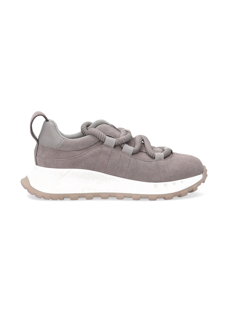 Graue Wildleder-Sneaker mit strukturierter Oberfläche, dicken Schnürsenkeln, gepolstertem Fersenbereich und einer weißen Dämpfungssohle mit einer beigen Gummilaufsohle.