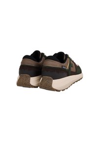 Grüne und braune Sneaker mit einem Obermaterial aus Wildleder und Textil, gepolsterter Sohle und strukturiertem Gummiaußensohle mit Branding an der Ferse.