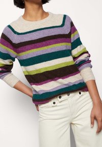 Gestreifter Pullover mit horizontalen Streifen in Türkis, Lila, Grün und Braun; Rundhalsausschnitt; weicher, strukturierter Stoff; lange Ärmel.