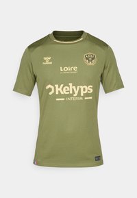 Olivengrøn Saint-Étienne fodboldtrøje med beige sponsorlogoer og holdlogo på brystet.
