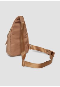 Borsa a tracolla in nylon di colore tan, con forma triangolare, dotata di una cerniera dorata, spallaccio regolabile e superficie liscia.