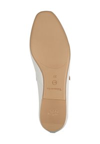 Semelle de chaussure blanche avec une surface en caoutchouc beige texturé. Présente le logo et les détails de taille. Forme arrondie avec un talon légèrement surélevé pour le soutien.