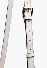 Cinturino in pelle bianca con finitura testurizzata, bordi neri, fori distribuiti uniformemente e fibbia in metallo dorato per lunghezza regolabile.