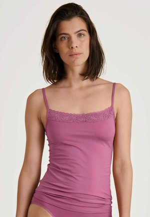 Paarse katoenen tanktop met kantdetails langs de halslijn. Heeft dunne bandjes en een aansluitend ontwerp, met een gladde textuur.