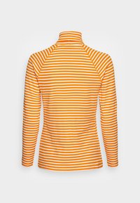 Långärmad polotröja med orange och vita horisontella ränder, ribbat tyg och en åtsittande design.